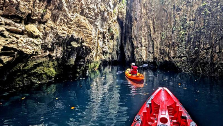 Menyusuri Gua Gumantung Cahaya Biru di Perut Maratua