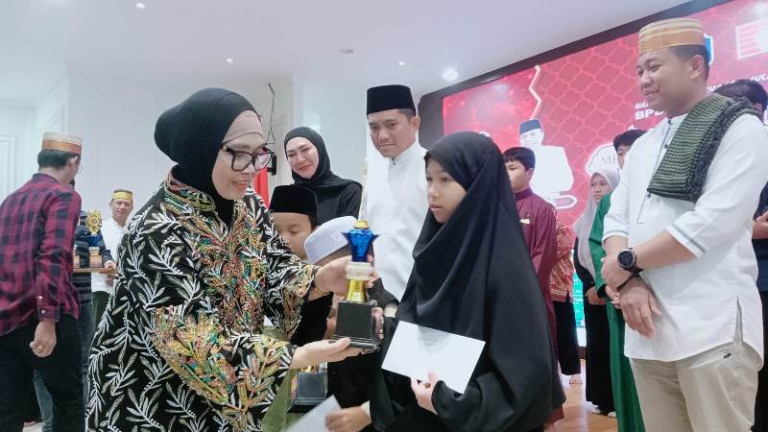 Ketua KKSS Bontang Berikan Tali Asih kepada Orang Tua Juara Lomba Al-Qur’an