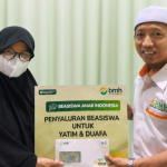 Penyaluran Beasiswa BMH Kutai Timur Dukung Akses Pendidikan Anak Dhuafa