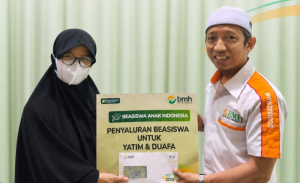 Penyaluran Beasiswa BMH Kutai Timur Dukung Akses Pendidikan Anak Dhuafa