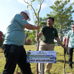 IST Penanaman pohon dalam apel peringatan Hari Lingkungan Hidup Sedunia yang berlangsung di kawasan Pujasera, Kamis, 26 Juni 2026 dengan mengusung tema "Saatnya Bekerja untuk Iklim" (Foto: Dok. Diskominfo Kukar)