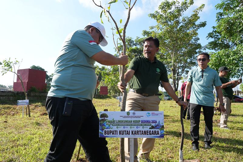 IST Penanaman pohon dalam apel peringatan Hari Lingkungan Hidup Sedunia yang berlangsung di kawasan Pujasera, Kamis, 26 Juni 2026 dengan mengusung tema "Saatnya Bekerja untuk Iklim" (Foto: Dok. Diskominfo Kukar)