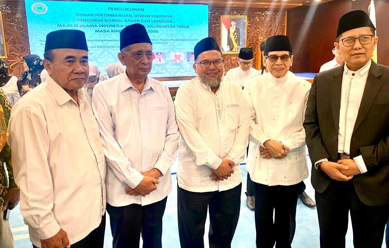 Berfoto bersama usai Pengukuhan Dewan Pimpinan, Pimpinan Dewan Pertimbangan, Pengurus Komisi, serta Badan dan Lembaga Majelis Ulama Indonesia (MUI) Provinsi Kalimantan Timur Masa Khidmat 2025–2030 di Ruang Ruhui Rahayu Kantor Gubernur Kalimantan Timur, Selasa, 23 Juni 2026. (Foto: Sirajuddin Rajab/ Kaltim.news)