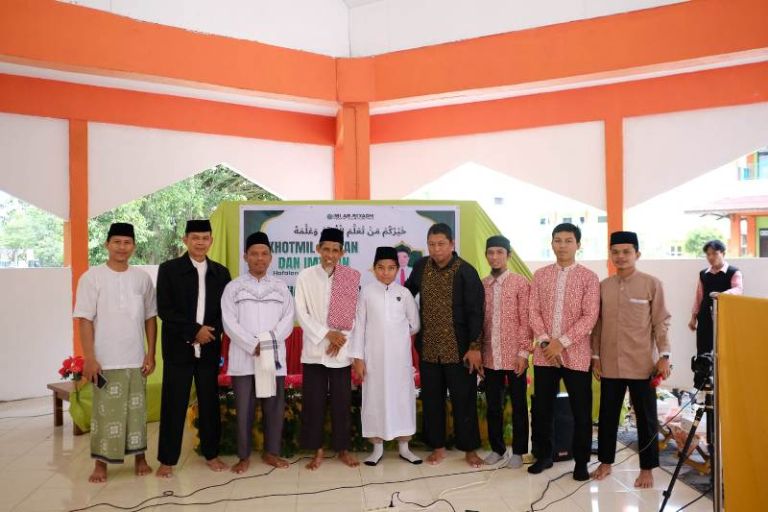 Siswa MI Ar-Riyadh Bontang Program Takhassus Tuntaskan Hafalan 30 Juz Al-Qur’an