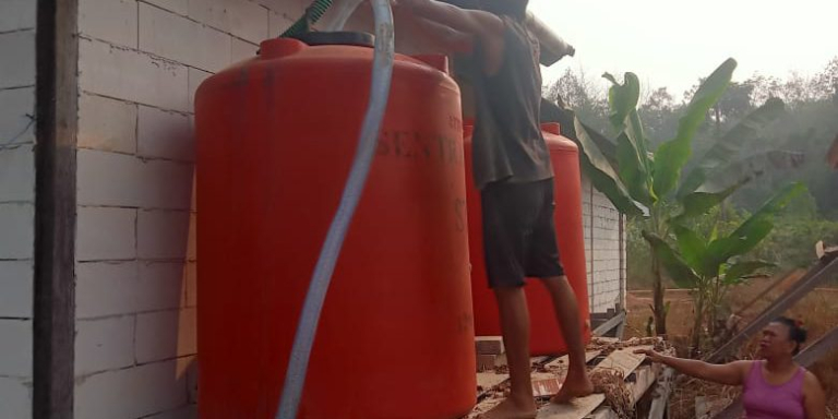 Distribusi Air Bersih PT KED Bantu Warga Hadapi Kemarau Panjang