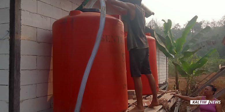 Distribusi Air Bersih PT KED Bantu Warga Hadapi Kemarau Panjang